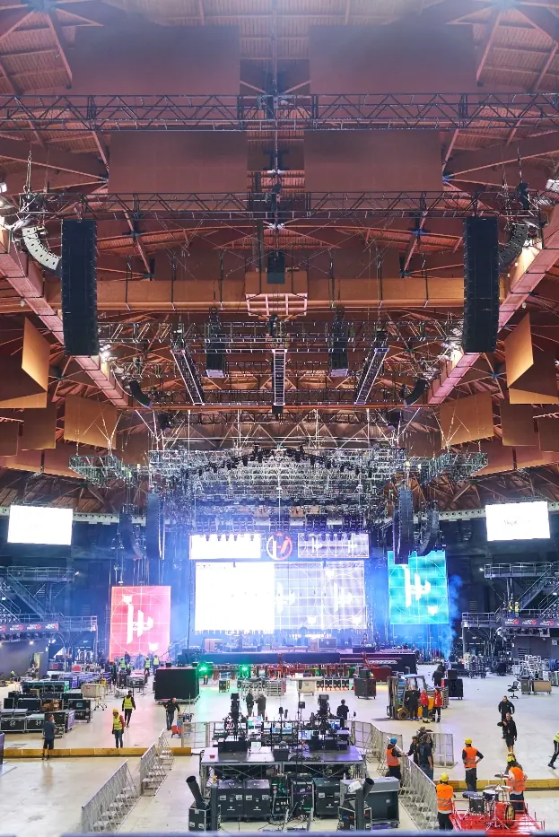 Un'arena con il palco e le luci montati, pronta per il concerto