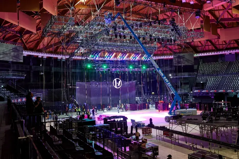 L'allestimento del concerto di Twenty One Pilots all'Unipol Arena