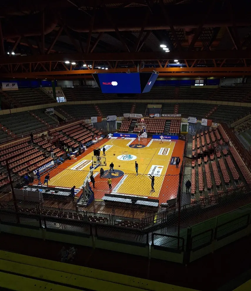 Una partita di basket all'Unieuro Arena di Forlì