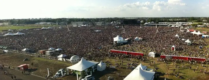 Il pubblico di un grande concerto al Campovolo di Reggio Emilia