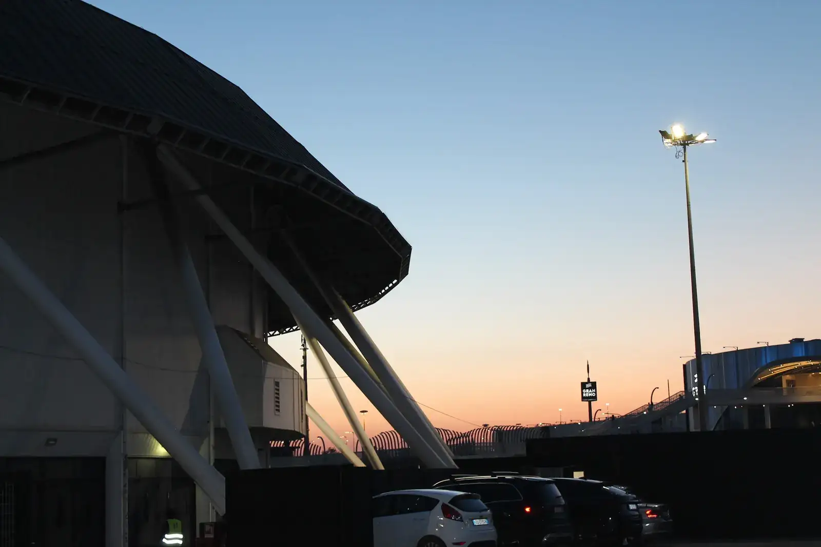 La cupola del palasport al tramonto, prima dell'apertura dei cancelli