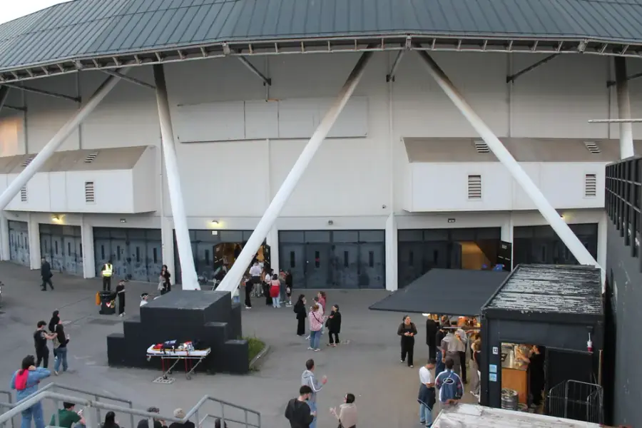 Il pubblico in arrivo all'esterno di un palasport prima del concerto