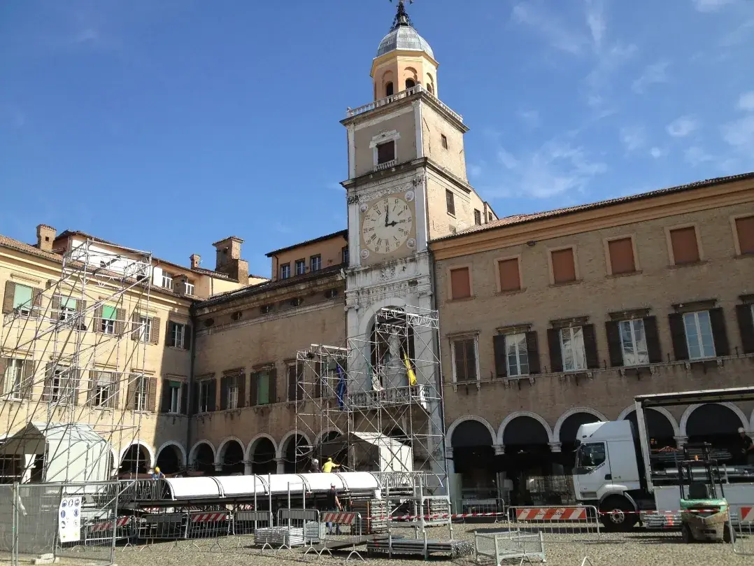 Palco in allestimento in Piazza Grande a Modena, davanti al Palazzo Comunale