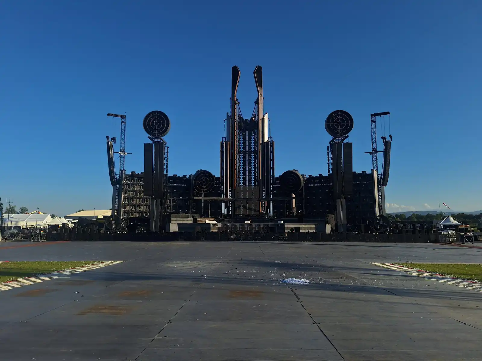 Il grande palco del concerto dei Rammstein, montato all'aperto
