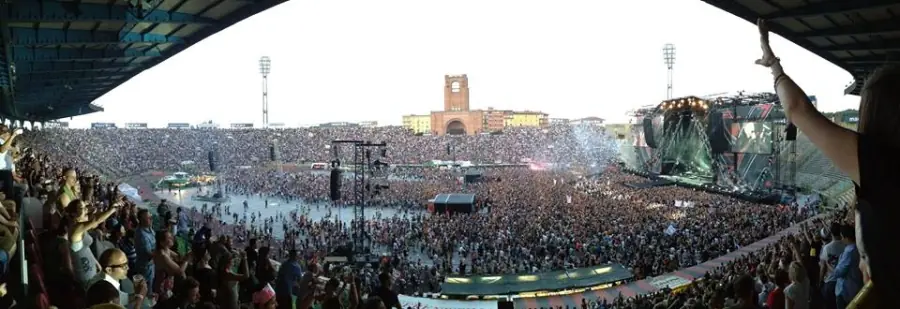 Lo stadio Dall'Ara di Bologna gremito durante un concerto