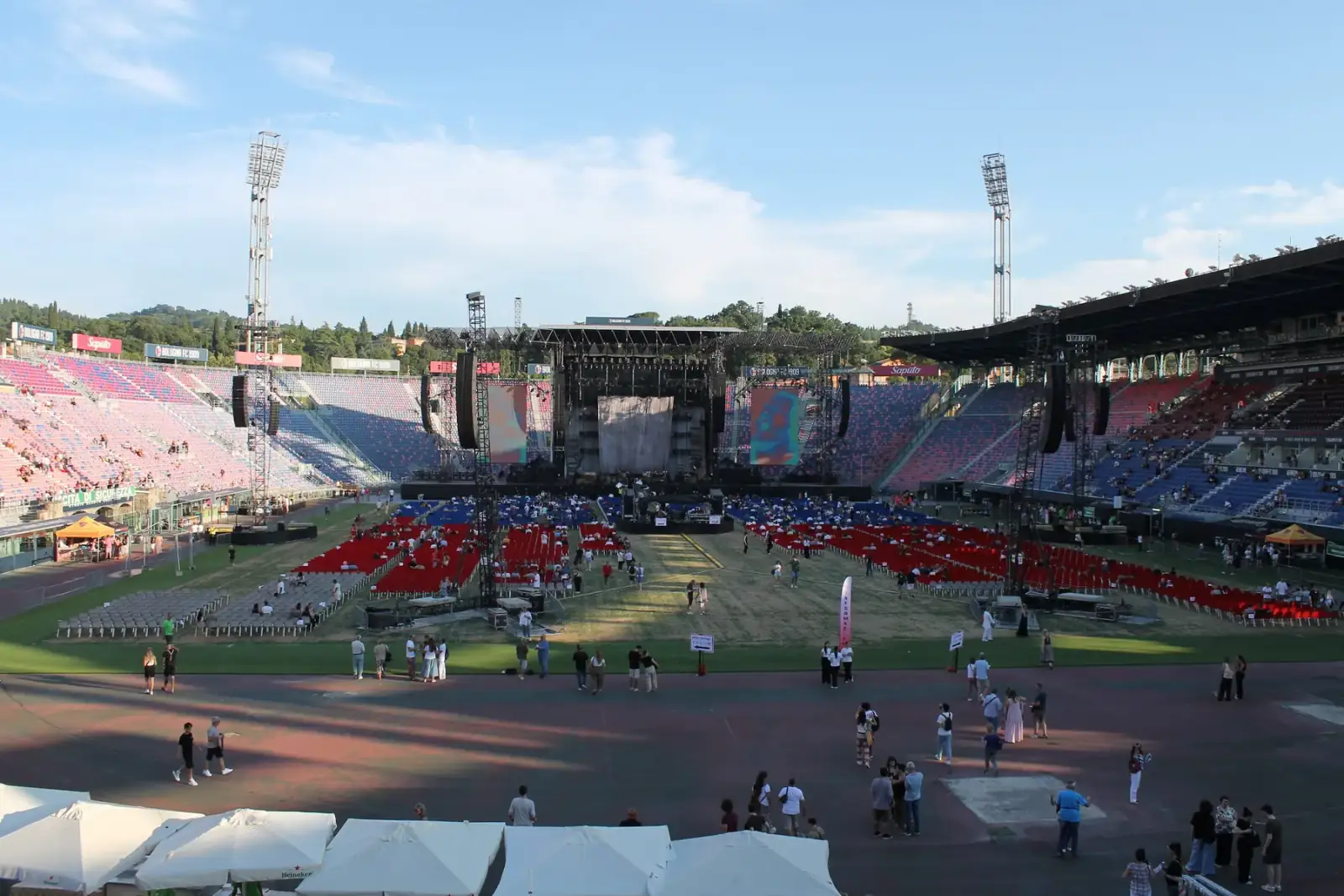 Lo stadio Dall'Ara con il palco allestito e il parterre pronto prima dell'apertura dei cancelli