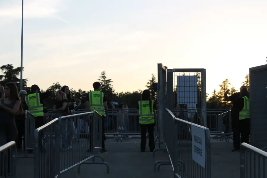 Varchi d'ingresso presidiati dagli steward YES al tramonto